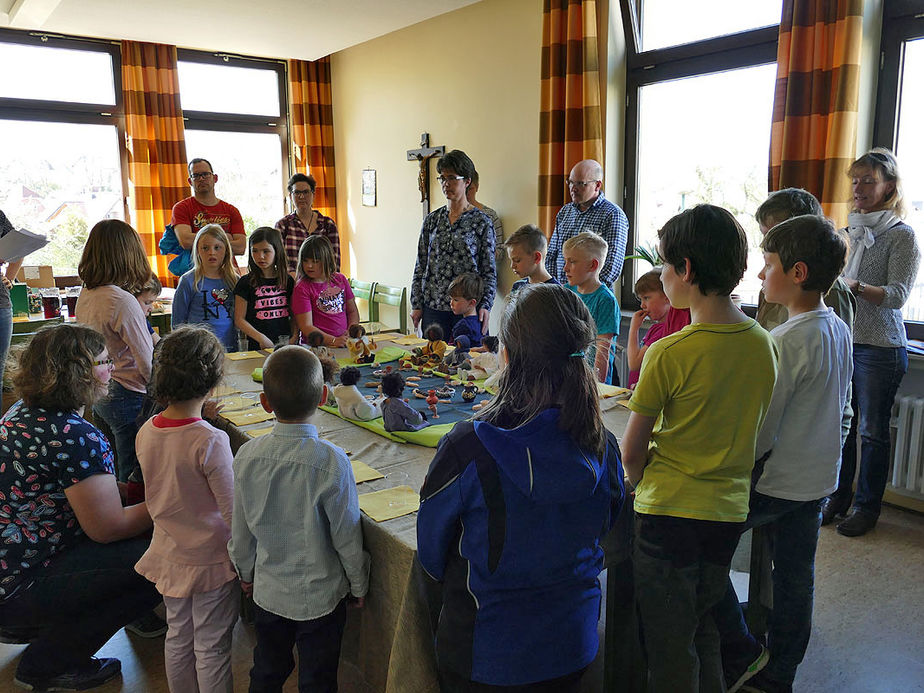 Kinderkarfreitagsliturgie im Gemeindezentrum (Foto: Karl-Franz Thiede)